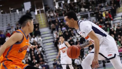 上海男篮战胜广东男篮晋级四强，赛季三杀广东