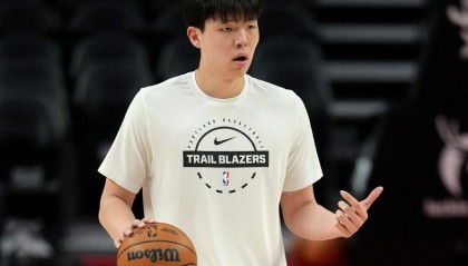 亿万28-健康第一！杨瀚森因背部拉伤缺战G联赛：穿便装场边观战